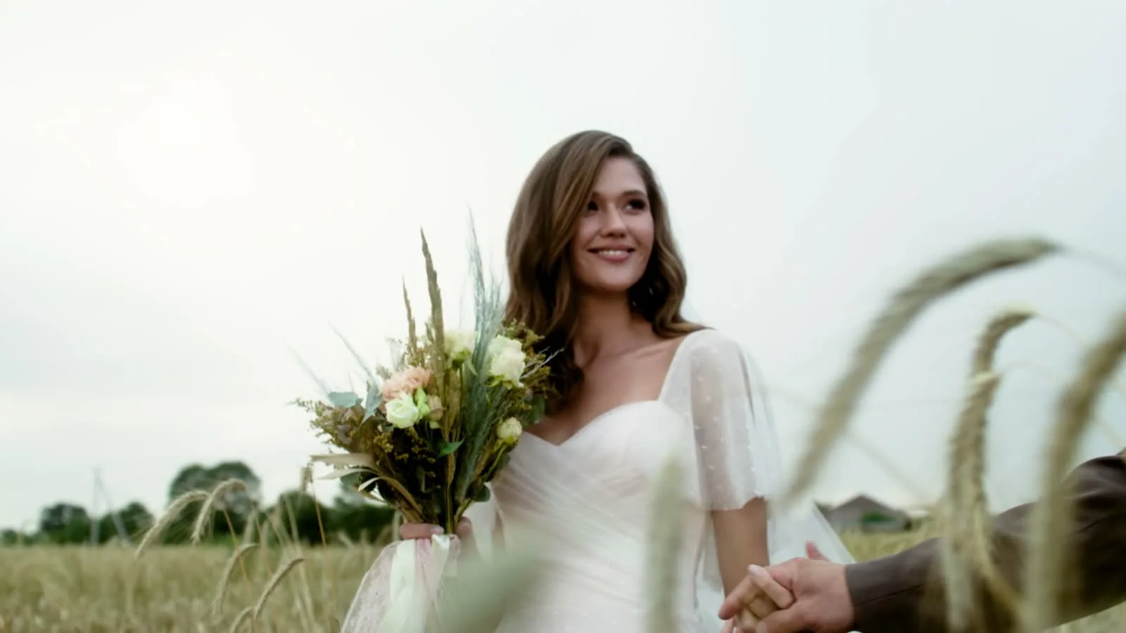 Isabella y Mateo caminan juntos entre el campo